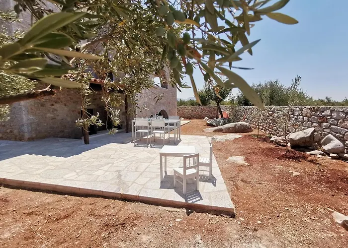 Anaroussa أريبوليس